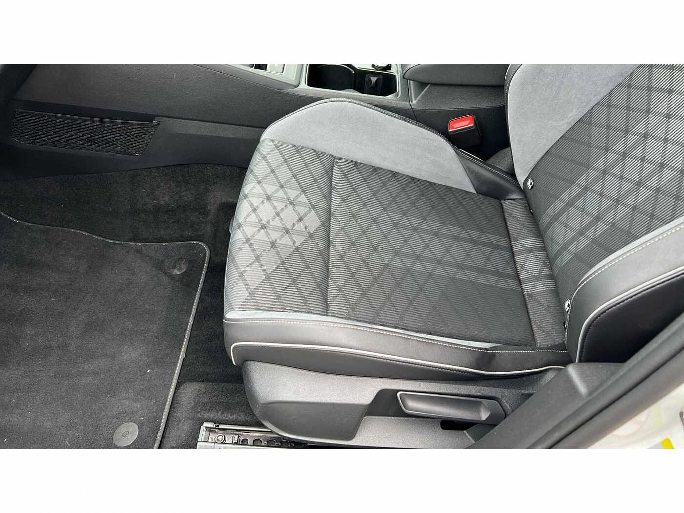 Volkswagen Golf MK8 Hatchback 5-Dr 1.5 TSI (150ps) R-Line EVO
